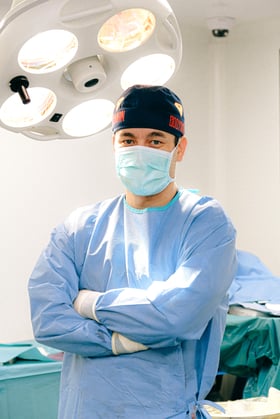 Arzt im OP mit Hygienebekleidung Foto von Anna Shvets über Pexels